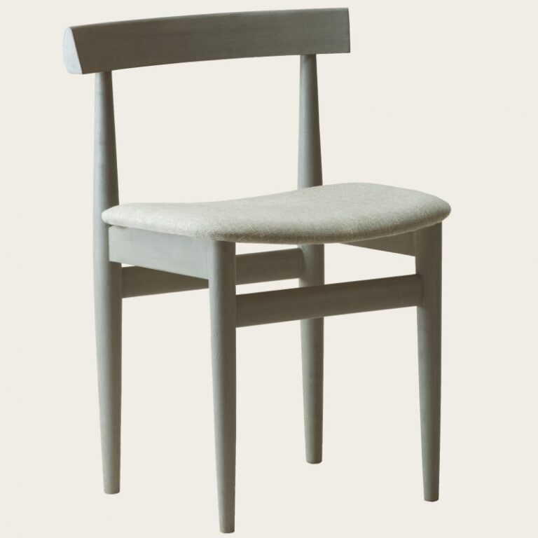 ROUND TABLE WITH FOUR CHAIRS
