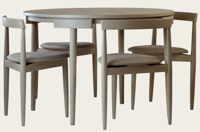 ROUND TABLE WITH FOUR CHAIRS (THREE LEGS)